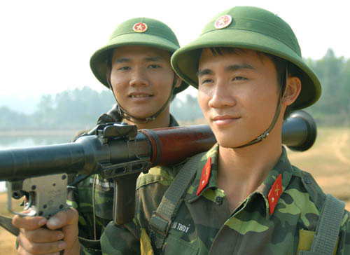 Chiến sĩ hỏa lực Tiểu đoàn 7 chuẩn bị vào vị trí