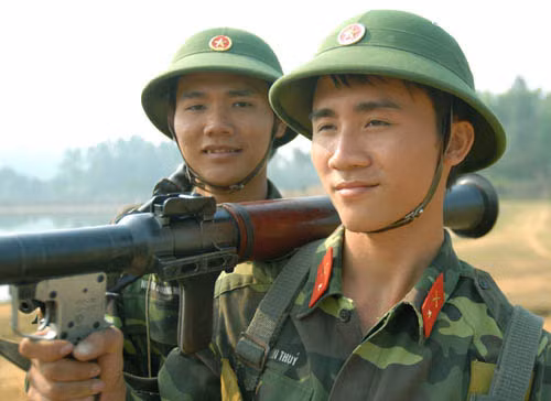 Chiến sĩ hỏa lực Tiểu đoàn 7 chuẩn bị vào vị trí