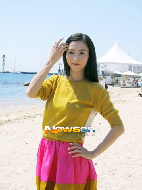 Trương Bá Chi diện bộ đồ này cho buổi chụp hình và phỏng vấn báo giới Hàn Quốc. Xem thêm:Sao Hoa ngữ: Hành trình 10 năm "lột xác" trên thảm đỏ Cannes Trương Bá Chi diện bộ đồ này cho buổi chụp hình và phỏng vấn báo giới Hàn Quốc. Xem thêm:Sao Hoa ngữ: Hành trình 10 năm "lột xác" trên thảm đỏ Cannes