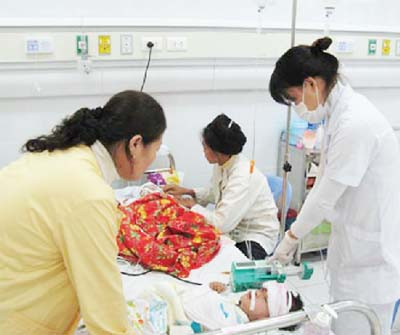 Trẻ viêm màng não đang được cấp cứu tại Khoa Truyền nhiễm Bệnh viện Nhi Trung ương. Ảnh: Ng.Dung