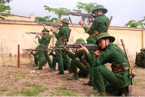 Luyện tư thế quỳ bắn mục tiêu. Luyện tư thế quỳ bắn mục tiêu.