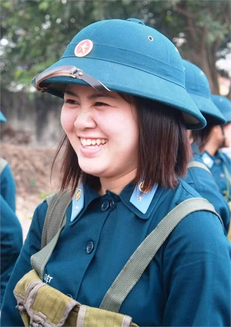 Cười tươi như nữ quân nhân