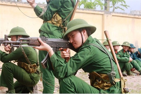 ”Kề vai áp má – nín thở bóp cò” ”Kề vai áp má – nín thở bóp cò”