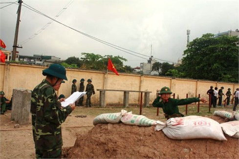 Ném lựu đạn vào mục tiêu cách 25 mét Ném lựu đạn vào mục tiêu cách 25 mét