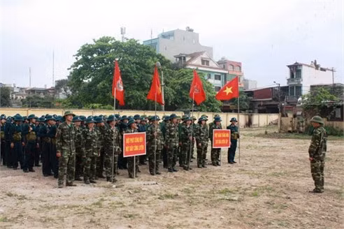 Lắng nghe chỉ huy phổ biến phương án luyện tập.