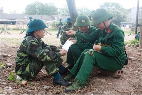 Tạm nghỉ bắn súng, mình sẽ chỉ bạn cách thêu tranh. Tạm nghỉ bắn súng, mình sẽ chỉ bạn cách thêu tranh.