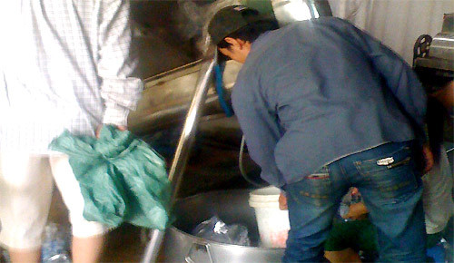 Một cơ sở sản xuất đá không đảm bảo an toàn vệ sinh. Một cơ sở sản xuất đá không đảm bảo an toàn vệ sinh.