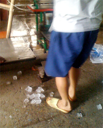 Đá rơi xuống đất, thổi phù bỏ vào túi. Đá rơi xuống đất, thổi phù bỏ vào túi.