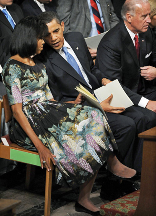 Lần đầu tiên, Michella Obama mặc chiếc váy này là vào năm 2009, tại buổi lễ ra mắt cuộc phát động chăm sóc và bảo vệ trẻ em có tên Lets Move Childcare. Khi đó, bà kết hợp bộ váy với đôi giày cao gót màu đen, mũi nhọn, kiểu dáng thanh lịch và không sử dụng bất kỳ món phụ kiện trang sức nào rườm rà. Xem thêm:Chọn váy cho cô nàng công sở cá tính Lần đầu tiên, Michella Obama mặc chiếc váy này là vào năm 2009, tại buổi lễ ra mắt cuộc phát động chăm sóc và bảo vệ trẻ em có tên Lets Move Childcare. Khi đó, bà kết hợp bộ váy với đôi giày cao gót màu đen, mũi nhọn, kiểu dáng thanh lịch và không sử dụng bất kỳ món phụ kiện trang sức nào rườm rà. Xem thêm:Chọn váy cho cô nàng công sở cá tính