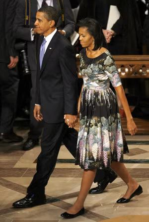 Và thậm chí chúng được yêu thích đến nỗi có những chiếc váy được bà tái sử dụng rất nhiều lần. Kỷ lục nhất trong số đó là chiếc váy được mặc lại tới 6 lần. In họa tiết hoa Tử Đằng ( có tên tiếng anh là wisteria), có thiết kế cổ điển với phần chân váy midi xòe rộng, ống tay lửng và đường cổ thuyền kín đáo. Xem thêm:Chọn váy cho cô nàng công sở cá tính Và thậm chí chúng được yêu thích đến nỗi có những chiếc váy được bà tái sử dụng rất nhiều lần. Kỷ lục nhất trong số đó là chiếc váy được mặc lại tới 6 lần. In họa tiết hoa Tử Đằng ( có tên tiếng anh là wisteria), có thiết kế cổ điển với phần chân váy midi xòe rộng, ống tay lửng và đường cổ thuyền kín đáo. Xem thêm:Chọn váy cho cô nàng công sở cá tính