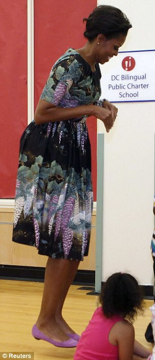 Nhưng ở lần xuất hiện thứ 3, vào tháng 6/2001, trong một lần tới thăm trung tâm chăm sóc trẻ em Centronia Bilingual Child và vui đùa với trẻ em ở đó, Michelle Obama lại tạo hình cuốn hút, trẻ trung hơn hẳn với mái tóc bới cao sang trọng. Bà kết hợp bộ váy với đôi giày búp bê xuyệt tông rất thời trang với màu họa tiết. Xem thêm:Chọn váy cho cô nàng công sở cá tính Nhưng ở lần xuất hiện thứ 3, vào tháng 6/2001, trong một lần tới thăm trung tâm chăm sóc trẻ em Centronia Bilingual Child và vui đùa với trẻ em ở đó, Michelle Obama lại tạo hình cuốn hút, trẻ trung hơn hẳn với mái tóc bới cao sang trọng. Bà kết hợp bộ váy với đôi giày búp bê xuyệt tông rất thời trang với màu họa tiết. Xem thêm:Chọn váy cho cô nàng công sở cá tính