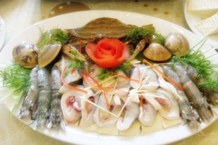Nên tránh ăn cùng với thực phẩm có tính hàn cao: Hải sản vốn dĩ đã có sẵn tính hàn, do đó khi ăn tốt nhất nên tránh ăn kèm với những thực phẩm mang tính hàn khác (như: rau muống, dưa chuột, dưa hấu, lê, những đồ uống có gas, nước lạnh…) dễ gây cảm giác khó chịu, đầy bụng, khó tiêu. Xem thêm: Những “cặp đôi không hoàn hảo" dễ khiến người ăn... nhập viện Nên tránh ăn cùng với thực phẩm có tính hàn cao: Hải sản vốn dĩ đã có sẵn tính hàn, do đó khi ăn tốt nhất nên tránh ăn kèm với những thực phẩm mang tính hàn khác (như: rau muống, dưa chuột, dưa hấu, lê, những đồ uống có gas, nước lạnh…) dễ gây cảm giác khó chịu, đầy bụng, khó tiêu. Xem thêm: Những “cặp đôi không hoàn hảo" dễ khiến người ăn... nhập viện