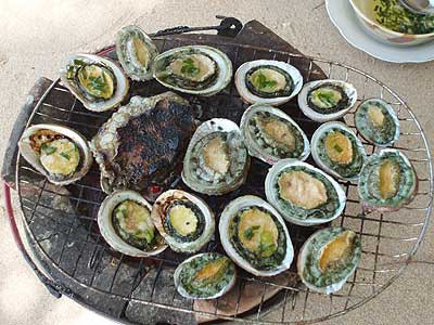 Bình thường những chất này không gây hại cho cơ thể, nhưng nếu ăn kèm với lượng lớn thực phẩm giàu vitamin C thì lại gây hại cho cơ thể. Lúc này, asen pentavenlent sẽ chuyển hóa thành asen trioxide (dân gian thường gọi là thạch tín) gây ngộ độc thạch tín cấp tính, nếu nghiêm trọng có thể nguy hiểm đến tính mạng. Xem thêm: Những “cặp đôi không hoàn hảo" dễ khiến người ăn... nhập viện Bình thường những chất này không gây hại cho cơ thể, nhưng nếu ăn kèm với lượng lớn thực phẩm giàu vitamin C thì lại gây hại cho cơ thể. Lúc này, asen pentavenlent sẽ chuyển hóa thành asen trioxide (dân gian thường gọi là thạch tín) gây ngộ độc thạch tín cấp tính, nếu nghiêm trọng có thể nguy hiểm đến tính mạng. Xem thêm: Những “cặp đôi không hoàn hảo" dễ khiến người ăn... nhập viện