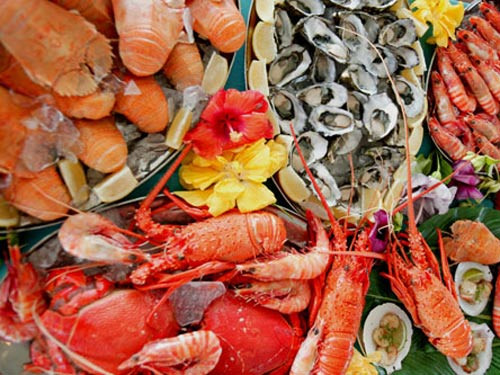 Chẳng hạn như cua sau khi bị chết, các loại vi khuẩn liền phồn thực rất mạnh trong cơ thể cua, khiến histidine nhanh chóng chuyển hóa thành histamine gây độc đối với cơ thể người. Đặc biệt là cua chết càng lâu thì lượng histamine sinh ra càng nhiều, khi ta ăn vào càng dễ bị ngộ độc. Vì vậy khi mua hải sản chế biến cần lựa chọn kỹ những con tươi sống. Xem thêm: Những “cặp đôi không hoàn hảo" dễ khiến người ăn... nhập viện Chẳng hạn như cua sau khi bị chết, các loại vi khuẩn liền phồn thực rất mạnh trong cơ thể cua, khiến histidine nhanh chóng chuyển hóa thành histamine gây độc đối với cơ thể người. Đặc biệt là cua chết càng lâu thì lượng histamine sinh ra càng nhiều, khi ta ăn vào càng dễ bị ngộ độc. Vì vậy khi mua hải sản chế biến cần lựa chọn kỹ những con tươi sống. Xem thêm: Những “cặp đôi không hoàn hảo" dễ khiến người ăn... nhập viện