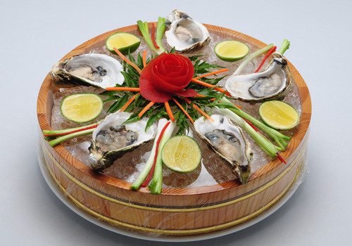 Không nên uống trà, hải sản: Tương tự như lý do không ăn trái cây sau khi ăn hải sản. Bởi vì trà có chứa acid tannic có thể kết hợp với canxi trong thủy, hải sản để tạo thành canxi không hòa tan. Xem thêm: Những “cặp đôi không hoàn hảo" dễ khiến người ăn... nhập viện Không nên uống trà, hải sản: Tương tự như lý do không ăn trái cây sau khi ăn hải sản. Bởi vì trà có chứa acid tannic có thể kết hợp với canxi trong thủy, hải sản để tạo thành canxi không hòa tan. Xem thêm: Những “cặp đôi không hoàn hảo" dễ khiến người ăn... nhập viện
