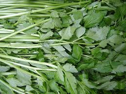 Lá cần tây rất giàu vitamin A, trong khi phần thân lại là một nguồn vitamin B1, B2, B6 và C. Hành tây còn đem lại cho chúng ta hàm lượng kali, axit folic, canxi, magiê, sắt, phốt pho, natri và axit amin.(Ảnh: IN) Xem thêm: Những "thực phẩm vàng" giúp chị em tươi trẻ, phòng ngừa bệnh phụ nữ/ Dứa: ngon, rẻ, giàu vitamin C, chất xơ...tốt cho bé và cả ông bà Lá cần tây rất giàu vitamin A, trong khi phần thân lại là một nguồn vitamin B1, B2, B6 và C. Hành tây còn đem lại cho chúng ta hàm lượng kali, axit folic, canxi, magiê, sắt, phốt pho, natri và axit amin.(Ảnh: IN) Xem thêm: Những "thực phẩm vàng" giúp chị em tươi trẻ, phòng ngừa bệnh phụ nữ/ Dứa: ngon, rẻ, giàu vitamin C, chất xơ...tốt cho bé và cả ông bà