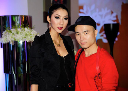 Khi trang điểm mắt và môi cùng đậm như nhau, gương mặt bạn trông sẽ rất nặng nề và lòe loẹt. Hãy cứ nhìn Ngọc Quyên để rút kinh nghiệm. Xem thêm: Những "Adam" chẳng ngán áo voan, son môi, giày cao gót