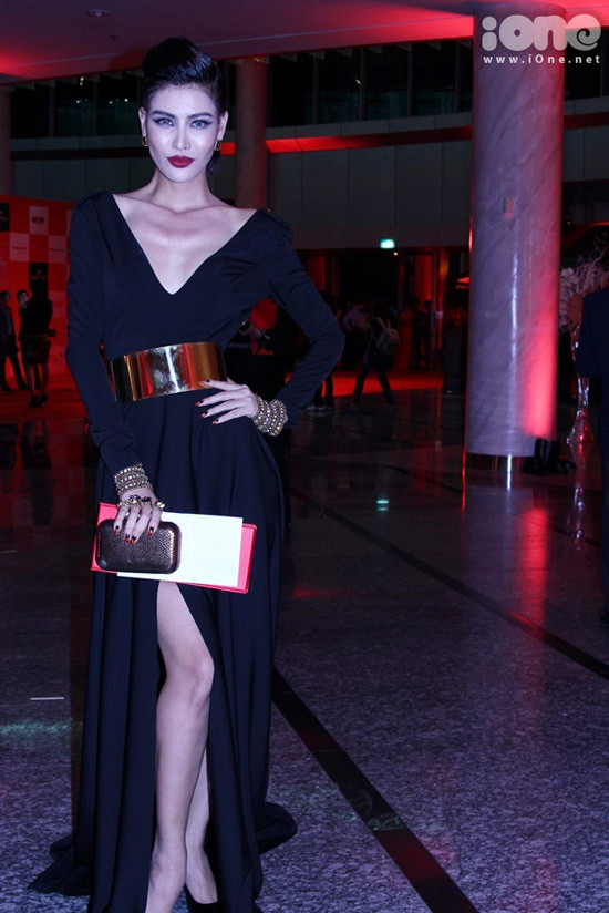 Hai chân dài đều kết hợp son "dracula" với kính áp tròng màu sáng nên trông chẳng khác gì chuẩn bị casting cho Twilight. Xem thêm: Những "Adam" chẳng ngán áo voan, son môi, giày cao gót