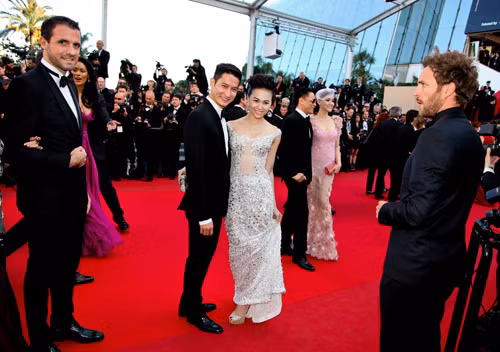 Với chiếc đầm lấp lánh này, Đinh Ngọc Diệp ghi điểm cao hơn cả trong đoàn mỹ nữ Việt. (Ảnh: 24h) Xem thêm: Những thiết kế cho phái đẹp yêu nội trợ Với chiếc đầm lấp lánh này, Đinh Ngọc Diệp ghi điểm cao hơn cả trong đoàn mỹ nữ Việt. (Ảnh: 24h) Xem thêm: Những thiết kế cho phái đẹp yêu nội trợ