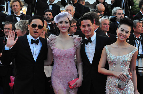 Nếu thay chiếc mũ bằng một phụ kiện khác, hoặc buông xõa tóc mềm tự nhiên, có lẽ Trang Nhung sẽ lộng lẫy hơn chăng? (Ảnh: 24h) Xem thêm: Những thiết kế cho phái đẹp yêu nội trợ Nếu thay chiếc mũ bằng một phụ kiện khác, hoặc buông xõa tóc mềm tự nhiên, có lẽ Trang Nhung sẽ lộng lẫy hơn chăng? (Ảnh: 24h) Xem thêm: Những thiết kế cho phái đẹp yêu nội trợ