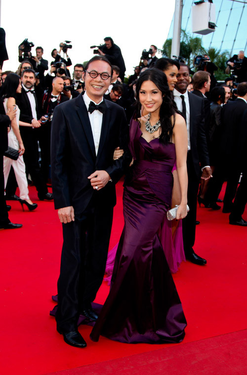 Chiếc váy của Kathy Uyên khiến cô già đi khá nhiều so với tuổi thực. Không những vậy, thiết kế gấp gúc ở eo và chân váy còn tạo cho cô cảm giác trông... hơi bị gù. (Ảnh: 24h) Xem thêm: Những thiết kế cho phái đẹp yêu nội trợ Chiếc váy của Kathy Uyên khiến cô già đi khá nhiều so với tuổi thực. Không những vậy, thiết kế gấp gúc ở eo và chân váy còn tạo cho cô cảm giác trông... hơi bị gù. (Ảnh: 24h) Xem thêm: Những thiết kế cho phái đẹp yêu nội trợ