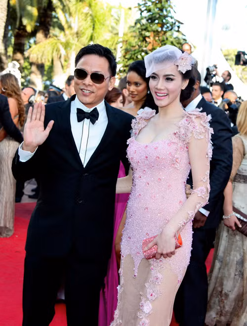 Trang Nhung diện chiếc váy hồng xuyên thấu. Thật khó hiểu khi đi kèm với bộ váy gợi cảm này là chiếc mũ kiểu tiểu thư quý tộc thập niên 60, không hề ăn khớp. (Ảnh: 24h) Xem thêm: Những thiết kế cho phái đẹp yêu nội trợ Trang Nhung diện chiếc váy hồng xuyên thấu. Thật khó hiểu khi đi kèm với bộ váy gợi cảm này là chiếc mũ kiểu tiểu thư quý tộc thập niên 60, không hề ăn khớp. (Ảnh: 24h) Xem thêm: Những thiết kế cho phái đẹp yêu nội trợ