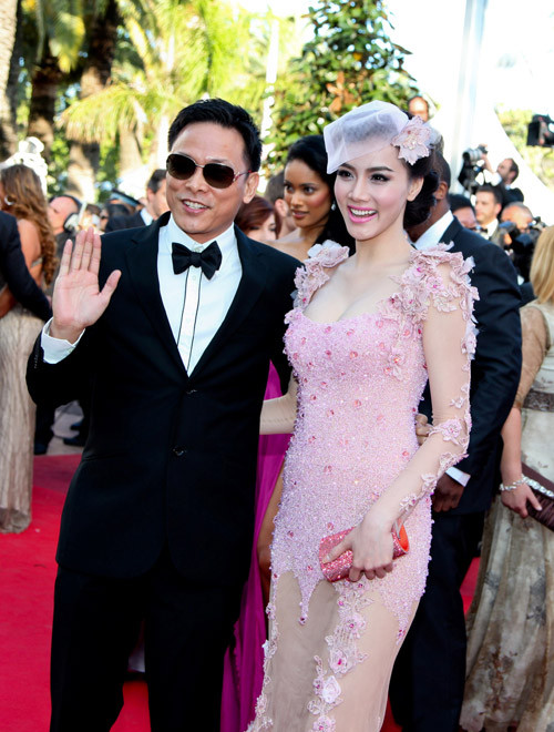 Trang Nhung diện chiếc váy hồng xuyên thấu. Thật khó hiểu khi đi kèm với bộ váy gợi cảm này là chiếc mũ kiểu tiểu thư quý tộc thập niên 60, không hề ăn khớp. (Ảnh: 24h) Xem thêm: Những thiết kế cho phái đẹp yêu nội trợ Trang Nhung diện chiếc váy hồng xuyên thấu. Thật khó hiểu khi đi kèm với bộ váy gợi cảm này là chiếc mũ kiểu tiểu thư quý tộc thập niên 60, không hề ăn khớp. (Ảnh: 24h) Xem thêm: Những thiết kế cho phái đẹp yêu nội trợ