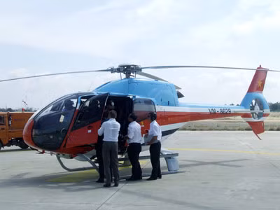 Làm công tác chuẩn bị trước giờ huấn luyện bay