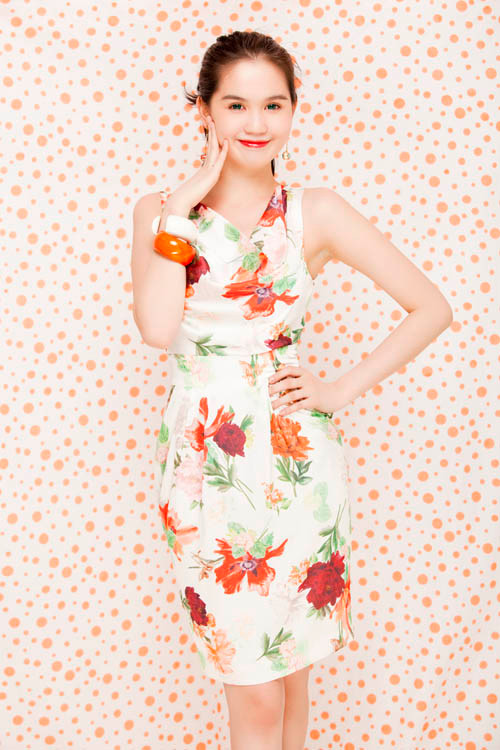 Váy hoa to năm nay đang là mốt. Kiểu váy này giúp chị em che gọn được vòng eo bánh mỳ (nếu có) và phù hơp với nhiều hoàn cảnh khác nhau: đi làm cũng được, mà đi chơi thì tuyệt vời. (Ảnh: Ngôi sao) Xem thêm:Cận cảnh: Chặng đường nhan sắc của Ngọc Trinh - Mai Phương Thúy Váy hoa to năm nay đang là mốt. Kiểu váy này giúp chị em che gọn được vòng eo bánh mỳ (nếu có) và phù hơp với nhiều hoàn cảnh khác nhau: đi làm cũng được, mà đi chơi thì tuyệt vời. (Ảnh: Ngôi sao) Xem thêm:Cận cảnh: Chặng đường nhan sắc của Ngọc Trinh - Mai Phương Thúy