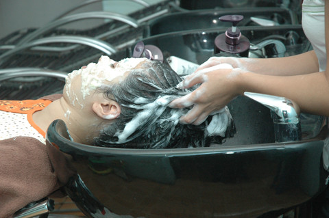 Người tiêu dùng hạn chế sử dụng các mỹ phẩm có mùi thơm từ hóa chất tổng hợp. Người tiêu dùng hạn chế sử dụng các mỹ phẩm có mùi thơm từ hóa chất tổng hợp.