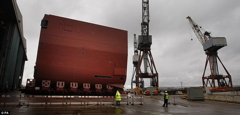 Một phần thân tàu của chiến hạm MHS Queen Elizabeth