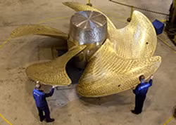 Tàu có hai chân vịt, mỗi chiếc có đường kính 6,7m và nặng 33 tấn. Mỗi chân vịt được tiếp năng lượng bởi hai tổ hợp động cơ điện chạy xăng và dầu diesel với công suất 109MW. Tổng trọng lượng máy phát điện diesel lên tới 800 tấn. Mỏ neo của mỗi con tàu sẽ cao 3,1m và nặng 13 tấn. Mỗi một chiếc thang máy dùng để đưa máy bay từ khoang chứa lên sàn bay có thể nâng được 2 chiếc máy bay chiến đấu hoặc ném bom. Chúng lớn và khỏe tới mức có thể nâng lên toàn bộ thủy thủ đoàn của tàu.