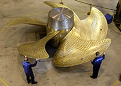 Tàu có hai chân vịt, mỗi chiếc có đường kính 6,7m và nặng 33 tấn. Mỗi chân vịt được tiếp năng lượng bởi hai tổ hợp động cơ điện chạy xăng và dầu diesel với công suất 109MW. Tổng trọng lượng máy phát điện diesel lên tới 800 tấn. Mỏ neo của mỗi con tàu sẽ cao 3,1m và nặng 13 tấn. Mỗi một chiếc thang máy dùng để đưa máy bay từ khoang chứa lên sàn bay có thể nâng được 2 chiếc máy bay chiến đấu hoặc ném bom. Chúng lớn và khỏe tới mức có thể nâng lên toàn bộ thủy thủ đoàn của tàu.