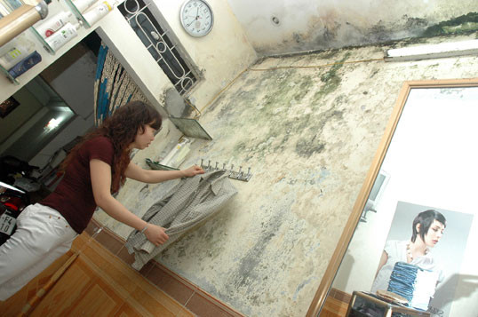 Diệt nấm mốc: Nấm mốc sản sinh những bào tử có thể gây hại cho sức khỏe của bạn. Hãy đầu tư một hệ thống thông gió hiệu quả, chẳng hạn như một máy hút ẩm trong phòng ngủ và phòng tắm của bạn để ngăn chặn sự phát triển của vi khuẩn trong môi trường ẩm. Mọt, mò cũng thích nơi có độ ẩm, do đó, bạn nên giữ độ ẩm ở mức khoảng 40% để giữ cho không khí trong nhà sạch sẽ và lành mạnh. (Ảnh: baomoi) Xem thêm: Ăn những thực phẩm này, coi chừng bị "tẩy chay" vì... hôi miệng Diệt nấm mốc: Nấm mốc sản sinh những bào tử có thể gây hại cho sức khỏe của bạn. Hãy đầu tư một hệ thống thông gió hiệu quả, chẳng hạn như một máy hút ẩm trong phòng ngủ và phòng tắm của bạn để ngăn chặn sự phát triển của vi khuẩn trong môi trường ẩm. Mọt, mò cũng thích nơi có độ ẩm, do đó, bạn nên giữ độ ẩm ở mức khoảng 40% để giữ cho không khí trong nhà sạch sẽ và lành mạnh. (Ảnh: baomoi) Xem thêm: Ăn những thực phẩm này, coi chừng bị "tẩy chay" vì... hôi miệng