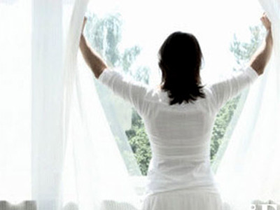 Mở cửa sổ: Bạn nên mở cửa sổ khi bạn dọn dẹp nhà cửa và sử dụng những loại hóa chất làm sạch mạnh. Ngoài ra, nếu căn nhà quá ngột ngạt bởi vì bạn đã không mở cửa sổ hoặc cửa chính nhiều ngày thì có thể hơi ẩm và bụi dễ tích tụ trong không khí. Hãy mở cửa đón gió tự nhiên vào nhà để giúp không khí sạch sẽ và lưu thông. (Ảnh: nhadep) Xem thêm: Ăn những thực phẩm này, coi chừng bị "tẩy chay" vì... hôi miệng Mở cửa sổ: Bạn nên mở cửa sổ khi bạn dọn dẹp nhà cửa và sử dụng những loại hóa chất làm sạch mạnh. Ngoài ra, nếu căn nhà quá ngột ngạt bởi vì bạn đã không mở cửa sổ hoặc cửa chính nhiều ngày thì có thể hơi ẩm và bụi dễ tích tụ trong không khí. Hãy mở cửa đón gió tự nhiên vào nhà để giúp không khí sạch sẽ và lưu thông. (Ảnh: nhadep) Xem thêm: Ăn những thực phẩm này, coi chừng bị "tẩy chay" vì... hôi miệng