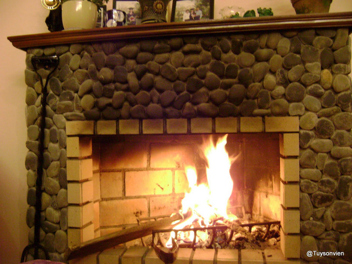 Tránh lò sưởi đốt củi: Mặc dù lợi thế của lò sưởi là tiết kiệm tiền điện trong mùa đông và tạo không khí ấm áp, mộc mạc thì khói và bụi tro từ củi đốt có thể rất hại cho phổi của bạn. (Ảnh: nhadep) Xem thêm: Ăn những thực phẩm này, coi chừng bị "tẩy chay" vì... hôi miệng Tránh lò sưởi đốt củi: Mặc dù lợi thế của lò sưởi là tiết kiệm tiền điện trong mùa đông và tạo không khí ấm áp, mộc mạc thì khói và bụi tro từ củi đốt có thể rất hại cho phổi của bạn. (Ảnh: nhadep) Xem thêm: Ăn những thực phẩm này, coi chừng bị "tẩy chay" vì... hôi miệng