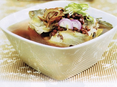 Canh cá chép đỗ trọng: Ôn dương, bổ thận, lợi tiểu, tiêu thũng, chữa phù, đau lưng. Đuôi cá chép to 500g, đỗ trọng 30g, câu kỷ tử 30g, can khương (gừng khô) 10g. Cá chép làm sạch nấu chung với túi bỏ 3 vị thuốc. Hầm một giờ chia 2 lần ăn trong ngày cả cá và nước (bỏ bã thuốc), cũng có thể ăn hàng ngày hoặc cách ngày. Ăn 5 – 7 lần liền, nghỉ một thời gian rồi dùng tiếp.(Ảnh: ITN) Xem thêm: Điểm danh các loại củ quả ăn nhiều dễ nhiễm độc Canh cá chép đỗ trọng: Ôn dương, bổ thận, lợi tiểu, tiêu thũng, chữa phù, đau lưng. Đuôi cá chép to 500g, đỗ trọng 30g, câu kỷ tử 30g, can khương (gừng khô) 10g. Cá chép làm sạch nấu chung với túi bỏ 3 vị thuốc. Hầm một giờ chia 2 lần ăn trong ngày cả cá và nước (bỏ bã thuốc), cũng có thể ăn hàng ngày hoặc cách ngày. Ăn 5 – 7 lần liền, nghỉ một thời gian rồi dùng tiếp.(Ảnh: ITN) Xem thêm: Điểm danh các loại củ quả ăn nhiều dễ nhiễm độc