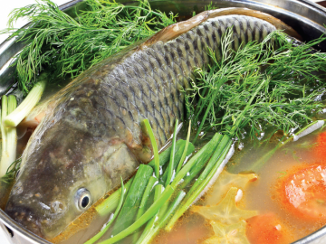 Canh cá chép đen: Kiện tỳ, thảm thấp, lợi tiểu, hết phù, an thai. Cá chép đen 1 con khoảng 500g, xích tiểu đậu 100g, bạch truật 20g, tang bạch bì 15g, trần bì 10g, hành hoa 3 cây. Cá chép làm sạch. Trước hết nấu xích tiểu đậu với 2 lít nước cho nở. Các vị thuốc khác cho vào túi vải rồi cho cá cùng vào nồi có đậu, ninh đến khi đậu nhừ thì cho hành, không cho muối. Ăn cá trước rồi ăn đậu, sau uống canh, ngày 3 lần thì hết.(Ảnh: ITN) Xem thêm: Điểm danh các loại củ quả ăn nhiều dễ nhiễm độc Canh cá chép đen: Kiện tỳ, thảm thấp, lợi tiểu, hết phù, an thai. Cá chép đen 1 con khoảng 500g, xích tiểu đậu 100g, bạch truật 20g, tang bạch bì 15g, trần bì 10g, hành hoa 3 cây. Cá chép làm sạch. Trước hết nấu xích tiểu đậu với 2 lít nước cho nở. Các vị thuốc khác cho vào túi vải rồi cho cá cùng vào nồi có đậu, ninh đến khi đậu nhừ thì cho hành, không cho muối. Ăn cá trước rồi ăn đậu, sau uống canh, ngày 3 lần thì hết.(Ảnh: ITN) Xem thêm: Điểm danh các loại củ quả ăn nhiều dễ nhiễm độc