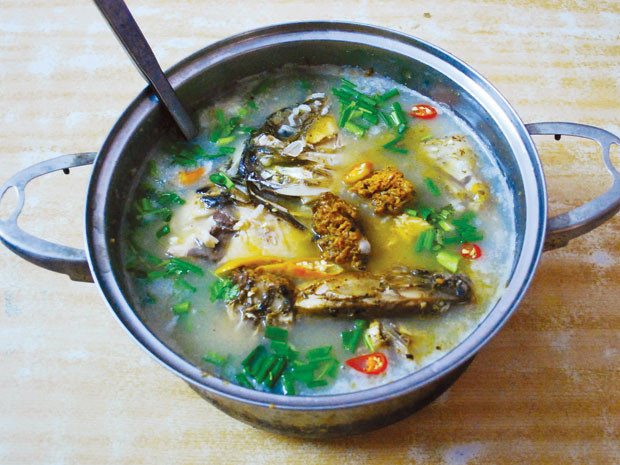 Cháo cá chép đậu xị: Có tác dụng an thai, lợi tiểu, kiện tỳ, dưỡng vị. Cá chép một con 500g, đậu xị 10g, hành 2 cây, gạo nếp 200g. Luộc cá lấy nước, cá bỏ xương, nấu cháo. Cháo nhừ cho đậu xị, hành, nấu sôi lại, chia 2 lần để ăn.(Ảnh: ITN) Xem thêm: Điểm danh các loại củ quả ăn nhiều dễ nhiễm độc Cháo cá chép đậu xị: Có tác dụng an thai, lợi tiểu, kiện tỳ, dưỡng vị. Cá chép một con 500g, đậu xị 10g, hành 2 cây, gạo nếp 200g. Luộc cá lấy nước, cá bỏ xương, nấu cháo. Cháo nhừ cho đậu xị, hành, nấu sôi lại, chia 2 lần để ăn.(Ảnh: ITN) Xem thêm: Điểm danh các loại củ quả ăn nhiều dễ nhiễm độc