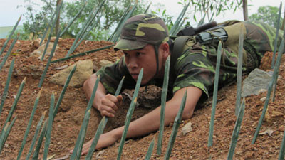 Chiến sĩ trẻ Đoàn Đặc công 113 trong giờ huấn luyện phương pháp khắc phục vật cản chông mìn. Chiến sĩ trẻ Đoàn Đặc công 113 trong giờ huấn luyện phương pháp khắc phục vật cản chông mìn.