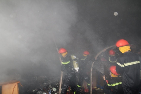 Cách đây 1 năm vào khoảng 11h ngày 2/9/2011, cũng tại siêu thị CK Plaza đã xảy ra một vụ hoả hoạn lớn làm thiệt hại hàng chục tỷ đồng. Hiện nguyên nhân vụ cháy kho hàng trên vẫn đang được điều tra làm rõ. Ảnh: Khói bao trùm cả kho hàng khiến tầm nhìn bị hạn chế.