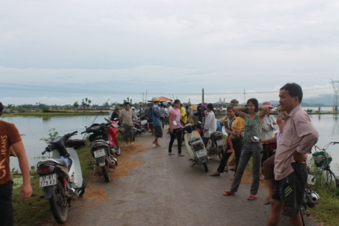 Nhiều người dân hiếu kỳ đã đến kín nơi phát hiện thi thể bé trai xấu số