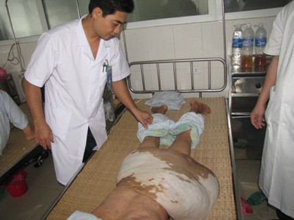 Các bác sĩ ở Bệnh viện u bướu Nghệ An đang thăm khám cho chị An Các bác sĩ ở Bệnh viện u bướu Nghệ An đang thăm khám cho chị An