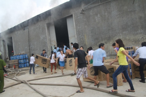 Được biết, kho hàng trên của siêu thị CK Plaza rộng khoảng 500m2. Trong đó hầu hết là những mặt hàng gồm bát sứ, đồ điện, tủ lạnh, ti vi, máy giặt, điều hòa... vừa nhập về. Ảnh: Nhân viên siêu thị cũng được điều động đến để cứu chữa hỏa hoạn.