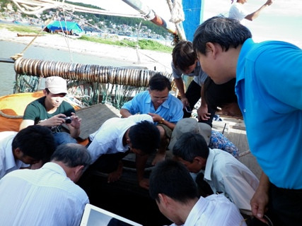 Rất nhiều người dân hiếu kỳ đã đến để được chiêm ngưỡng con cá mặt trăng có trọng lượng khủng này