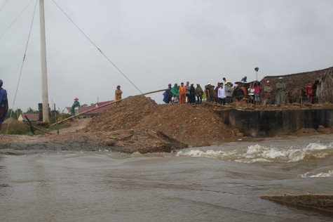 Cầu Phụ Lão, nơi một em học sinh lớp 5 thuộc huyện Thạch Hà, tĩnh Hà Tĩnh bị nước cuốn khi đi dự lễ khai giảng. Cầu Phụ Lão, nơi một em học sinh lớp 5 thuộc huyện Thạch Hà, tĩnh Hà Tĩnh bị nước cuốn khi đi dự lễ khai giảng.
