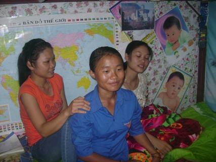 Các chị và các bạn cùng phòng Tâm biết hoàn cảnh của gia đình em nên cũng thường xuyên quan tâm và giúp đỡ em. Ảnh - Xuân Hòa. Các chị và các bạn cùng phòng Tâm biết hoàn cảnh của gia đình em nên cũng thường xuyên quan tâm và giúp đỡ em. Ảnh - Xuân Hòa.