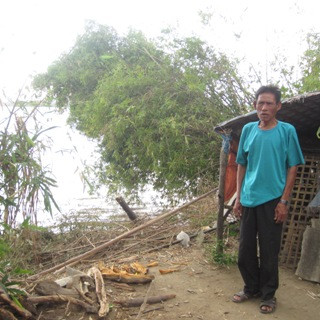 Nước sông đã vào sát sân nhà của ông Hoà. Nước sông đã vào sát sân nhà của ông Hoà.