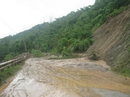 Tuyến Quốc lộ 7A nối các huyện đồng bằng và huyện miền tây Nghệ An bị sạt lở nhiều đoạn làm ách tắc giao thông. Tuyến Quốc lộ 7A nối các huyện đồng bằng và huyện miền tây Nghệ An bị sạt lở nhiều đoạn làm ách tắc giao thông.