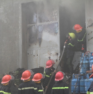 Phải mất gần 1 tiếng đồng hồ đám cháy mới được dập tắt, nhiều hàng hoá trong kho hàng đã bị lửa thiêu rụi gây thiệt hại hàng tỷ đồng.